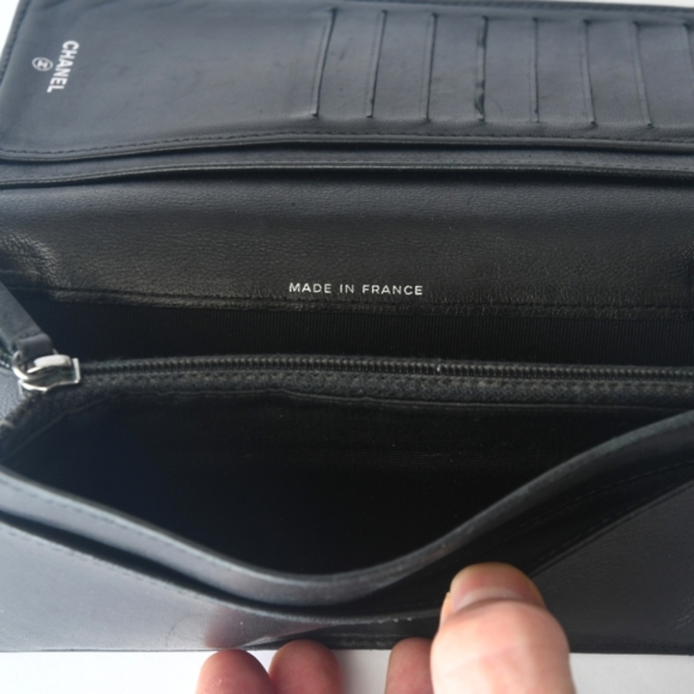 SOLD🥀 Authentic CHANEL Lambskin Quilted Yen Wallet in Black ~ Room For iPhones - Picture 5 of 13